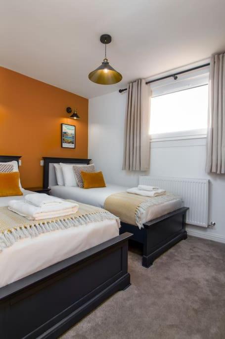 The Stylish 3-Bedroom Maisonette Retreat สเตอร์ลิง ภายนอก รูปภาพ