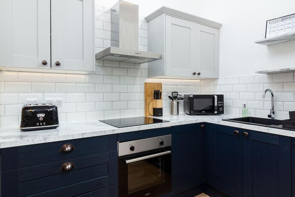 The Stylish 3-Bedroom Maisonette Retreat สเตอร์ลิง ภายนอก รูปภาพ