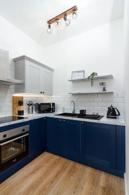 The Stylish 3-Bedroom Maisonette Retreat สเตอร์ลิง ภายนอก รูปภาพ