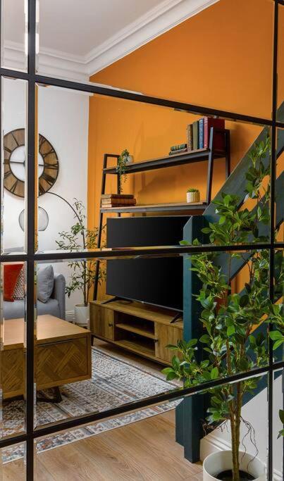 The Stylish 3-Bedroom Maisonette Retreat สเตอร์ลิง ภายนอก รูปภาพ