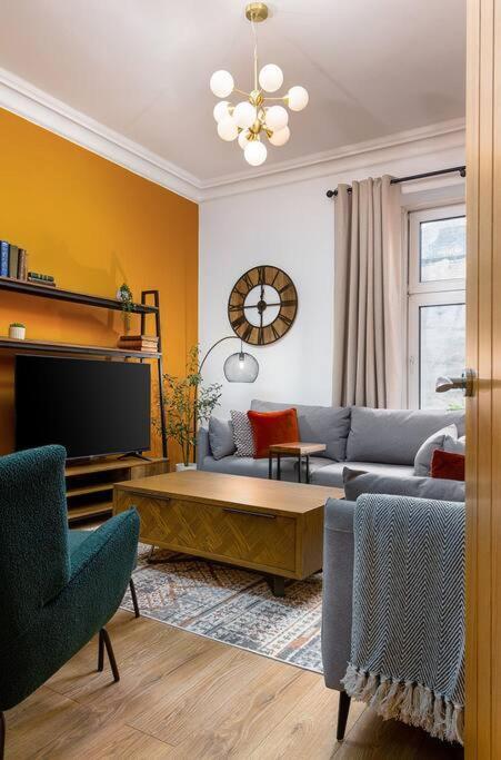 The Stylish 3-Bedroom Maisonette Retreat สเตอร์ลิง ภายนอก รูปภาพ
