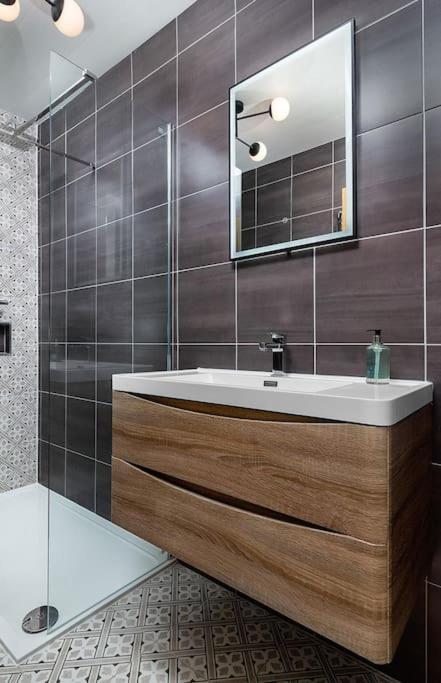 The Stylish 3-Bedroom Maisonette Retreat สเตอร์ลิง ภายนอก รูปภาพ