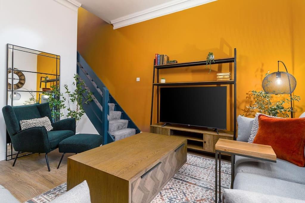 The Stylish 3-Bedroom Maisonette Retreat สเตอร์ลิง ภายนอก รูปภาพ